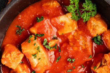 Körili tavuklu körili domates soslu kümes hayvanları hindili hindi lezzetli gurme yemek arkaplanı masa kırsal yiyeceklerin üst görüntüsü fotokopi alanı.