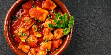 Körili tavuklu körili domates soslu kümes hayvanları hindili hindi lezzetli gurme yemek arkaplanı masa kırsal yiyeceklerin üst görüntüsü fotokopi alanı.