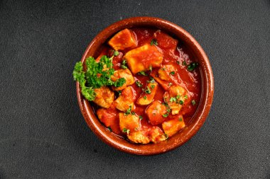 Körili tavuklu körili domates soslu kümes hayvanları hindili hindi lezzetli gurme yemek arkaplanı masa kırsal yiyeceklerin üst görüntüsü fotokopi alanı.