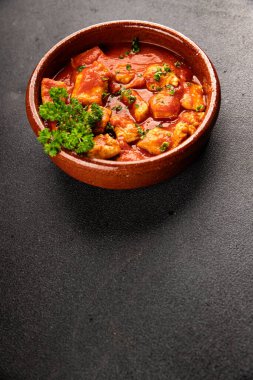 Körili tavuklu körili domates soslu kümes hayvanları hindili hindi lezzetli gurme yemek arkaplanı masa kırsal yiyeceklerin üst görüntüsü fotokopi alanı.