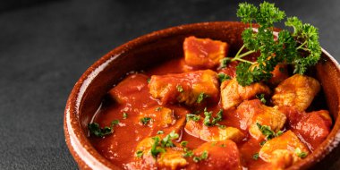 Körili tavuklu körili domates soslu kümes hayvanları hindili hindi lezzetli gurme yemek arkaplanı masa kırsal yiyeceklerin üst görüntüsü fotokopi alanı.