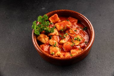 Körili tavuklu körili domates soslu kümes hayvanları hindili hindi lezzetli gurme yemek arkaplanı masa kırsal yiyeceklerin üst görüntüsü fotokopi alanı.