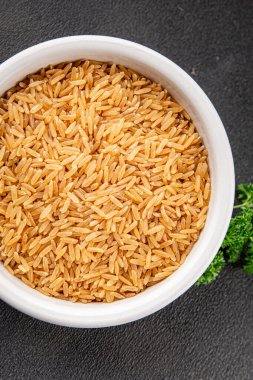 Kahverengi pirinç gevreği tam tahıl sağlıklı ürünler süper yiyecekler taze yemek arkaplanı masa kırsal yiyeceklerin üst görünümü fotokopi alanı