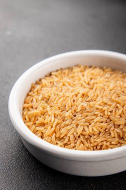 Kahverengi pirinç gevreği tam tahıl sağlıklı ürünler süper yiyecekler taze yemek arkaplanı masa kırsal yiyeceklerin üst görünümü fotokopi alanı