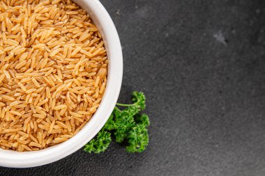 Kahverengi pirinç gevreği tam tahıl sağlıklı ürünler süper yiyecekler taze yemek arkaplanı masa kırsal yiyeceklerin üst görünümü fotokopi alanı