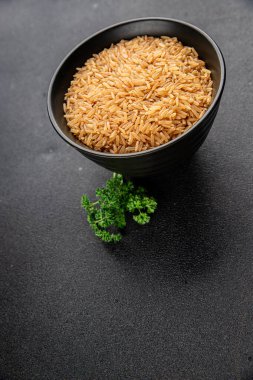 Kahverengi pirinç gevreği tam tahıl sağlıklı ürünler süper yiyecekler taze yemek arkaplanı masa kırsal yiyeceklerin üst görünümü fotokopi alanı