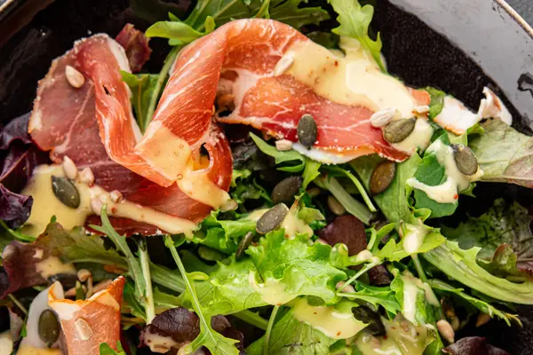 Salata eti jamon yeşil marul yaprağı aperatif yiyecek taze gurme yemek masanın üzerinde rustik yemek üst görünüm kopyalama alanı