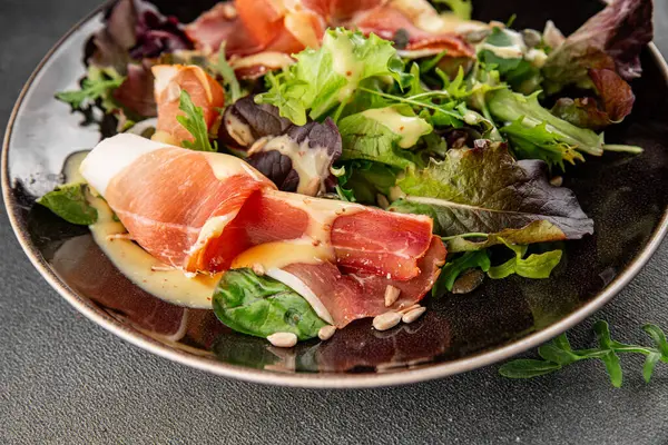 Salata eti jamon yeşil marul yaprağı aperatif yiyecek taze gurme yemek masanın üzerinde rustik yemek üst görünüm kopyalama alanı
