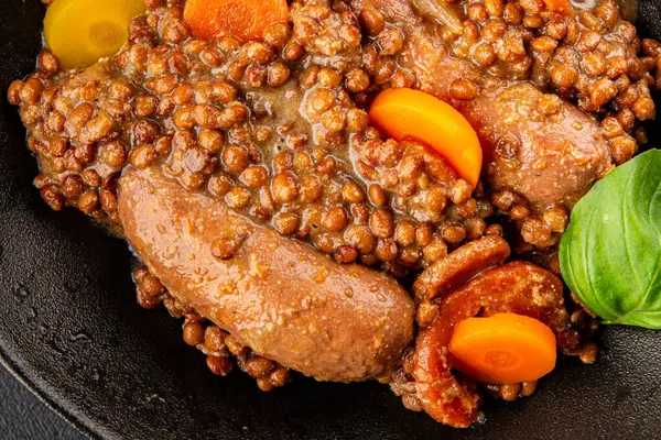 Sosisli mercimek, sebze yemeği aperatifi taze lezzetli gurme yemek arkaplanı masa kırsal gıdalar üst görünüm fotokopi alanı