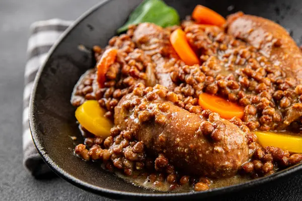 Sosisli mercimek, sebze yemeği aperatifi taze lezzetli gurme yemek arkaplanı masa kırsal gıdalar üst görünüm fotokopi alanı