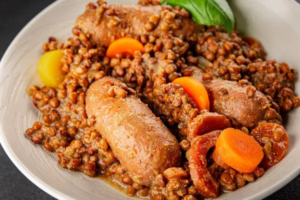 Sosisli mercimek, sebze yemeği aperatifi taze lezzetli gurme yemek arkaplanı masa kırsal gıdalar üst görünüm fotokopi alanı