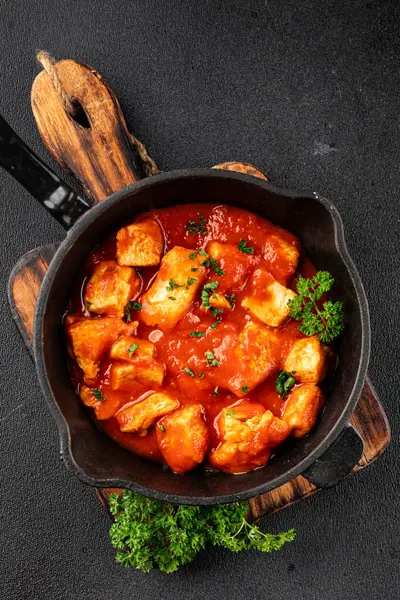 Körili tavuklu körili domates soslu kümes hayvanları hindili hindi lezzetli gurme yemek arkaplanı masa kırsal yiyeceklerin üst görüntüsü fotokopi alanı.