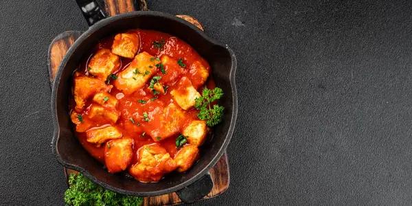 Körili tavuklu körili domates soslu kümes hayvanları hindili hindi lezzetli gurme yemek arkaplanı masa kırsal yiyeceklerin üst görüntüsü fotokopi alanı.