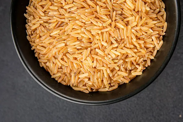 Kahverengi pirinç gevreği tam tahıl sağlıklı ürünler süper yiyecekler taze yemek arkaplanı masa kırsal yiyeceklerin üst görünümü fotokopi alanı