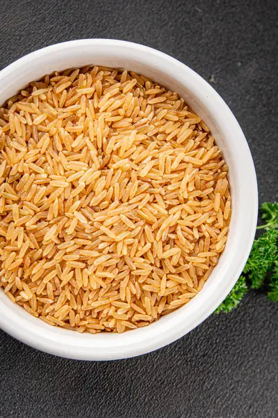 Kahverengi pirinç gevreği tam tahıl sağlıklı ürünler süper yiyecekler taze yemek arkaplanı masa kırsal yiyeceklerin üst görünümü fotokopi alanı