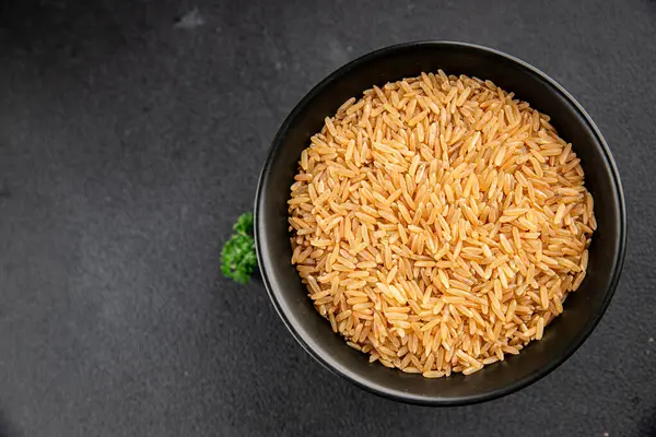 Kahverengi pirinç gevreği tam tahıl sağlıklı ürünler süper yiyecekler taze yemek arkaplanı masa kırsal yiyeceklerin üst görünümü fotokopi alanı