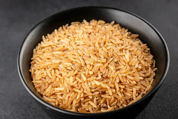 Kahverengi pirinç gevreği tam tahıl sağlıklı ürünler süper yiyecekler taze yemek arkaplanı masa kırsal yiyeceklerin üst görünümü fotokopi alanı