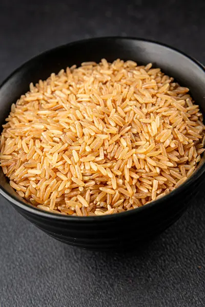 Kahverengi pirinç gevreği tam tahıl sağlıklı ürünler süper yiyecekler taze yemek arkaplanı masa kırsal yiyeceklerin üst görünümü fotokopi alanı