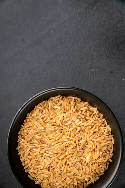 Kahverengi pirinç gevreği tam tahıl sağlıklı ürünler süper yiyecekler taze yemek arkaplanı masa kırsal yiyeceklerin üst görünümü fotokopi alanı