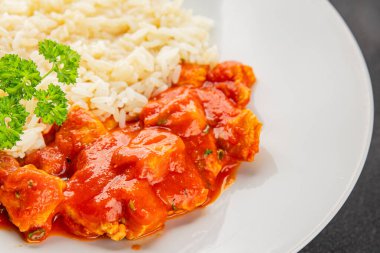 Pirinç ezmeli tavuk körili tavuk tikka masala baharatlı et masada bir kasede taze gurme yemek arkaplanı kırsal yemek üst görünüm fotokopi alanı