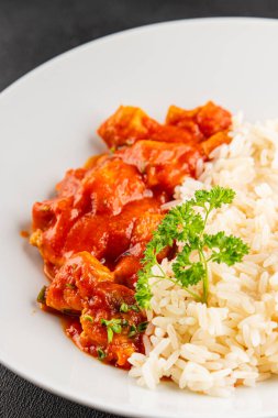 Pirinç ezmeli tavuk körili tavuk tikka masala baharatlı et masada bir kasede taze gurme yemek arkaplanı kırsal yemek üst görünüm fotokopi alanı