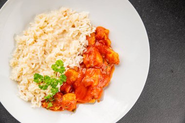 Pirinç ezmeli tavuk körili tavuk tikka masala baharatlı et masada bir kasede taze gurme yemek arkaplanı kırsal yemek üst görünüm fotokopi alanı