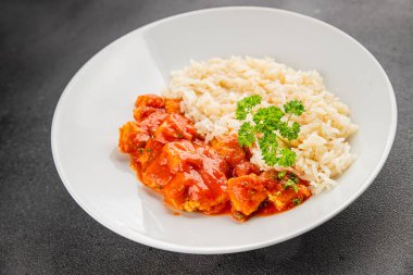 Pirinç ezmeli tavuk körili tavuk tikka masala baharatlı et masada bir kasede taze gurme yemek arkaplanı kırsal yemek üst görünüm fotokopi alanı