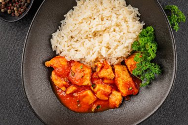 Pirinç ezmeli tavuk körili tavuk tikka masala baharatlı et masada bir kasede taze gurme yemek arkaplanı kırsal yemek üst görünüm fotokopi alanı