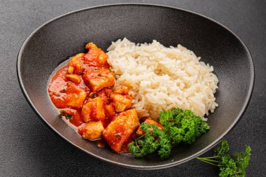 Pirinç ezmeli tavuk körili tavuk tikka masala baharatlı et masada bir kasede taze gurme yemek arkaplanı kırsal yemek üst görünüm fotokopi alanı