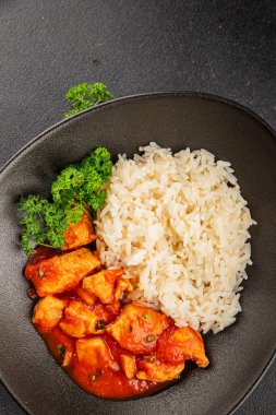 Pirinç ezmeli tavuk körili tavuk tikka masala baharatlı et masada bir kasede taze gurme yemek arkaplanı kırsal yemek üst görünüm fotokopi alanı