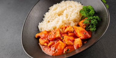 Pirinç ezmeli tavuk körili tavuk tikka masala baharatlı et masada bir kasede taze gurme yemek arkaplanı kırsal yemek üst görünüm fotokopi alanı