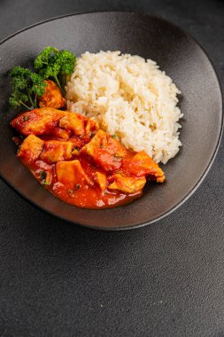 Pirinç ezmeli tavuk körili tavuk tikka masala baharatlı et masada bir kasede taze gurme yemek arkaplanı kırsal yemek üst görünüm fotokopi alanı