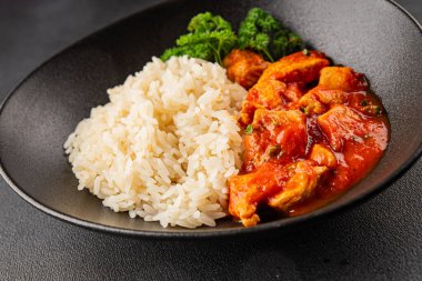 Pirinç ezmeli tavuk körili tavuk tikka masala baharatlı et masada bir kasede taze gurme yemek arkaplanı kırsal yemek üst görünüm fotokopi alanı