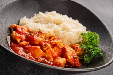 Pirinç ezmeli tavuk körili tavuk tikka masala baharatlı et masada bir kasede taze gurme yemek arkaplanı kırsal yemek üst görünüm fotokopi alanı