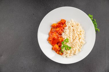 Pirinç ezmeli tavuk körili tavuk tikka masala baharatlı et masada bir kasede taze gurme yemek arkaplanı kırsal yemek üst görünüm fotokopi alanı