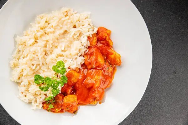 Pirinç ezmeli tavuk körili tavuk tikka masala baharatlı et masada bir kasede taze gurme yemek arkaplanı kırsal yemek üst görünüm fotokopi alanı