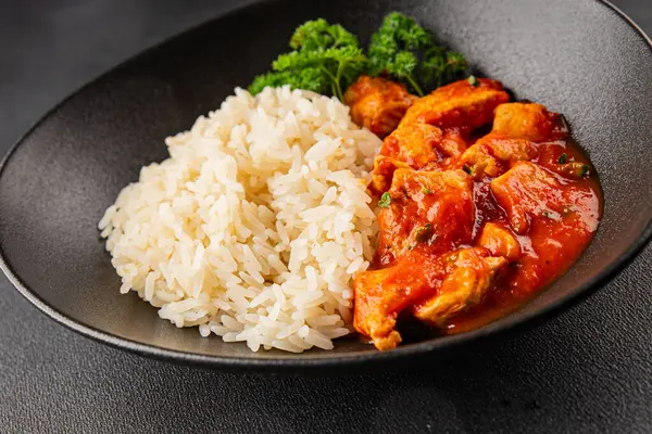 Pirinç ezmeli tavuk körili tavuk tikka masala baharatlı et masada bir kasede taze gurme yemek arkaplanı kırsal yemek üst görünüm fotokopi alanı