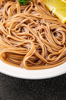 Karabuğday erişteli soba bir kâse taze Asya mutfağı masada rustik yiyecekler üst görünümde fotokopi alanı