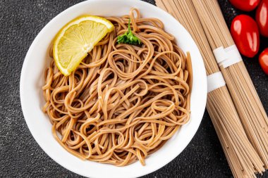 Karabuğday erişteli soba bir kâse taze Asya mutfağı masada rustik yiyecekler üst görünümde fotokopi alanı