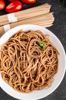 Karabuğday erişteli soba bir kâse taze Asya mutfağı masada rustik yiyecekler üst görünümde fotokopi alanı