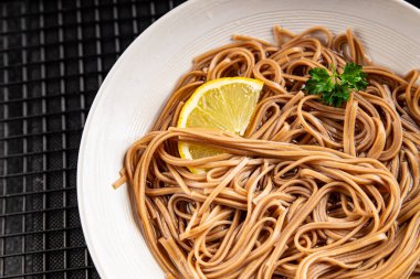 Karabuğday erişteli soba bir kâse taze Asya mutfağı masada rustik yiyecekler üst görünümde fotokopi alanı