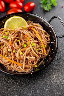 Karabuğday erişteli soba bir kâse taze Asya mutfağı masada rustik yiyecekler üst görünümde fotokopi alanı