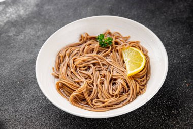 Karabuğday erişteli soba bir kâse taze Asya mutfağı masada rustik yiyecekler üst görünümde fotokopi alanı