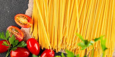 Spagetti makarnası çiğ buğday içeriği masaya taze yemek kırsal yemek üst görünüm uzay yiyecek arka plan fotokopisi