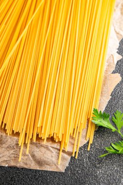 Spagetti makarnası çiğ buğday içeriği masaya taze yemek kırsal yemek üst görünüm uzay yiyecek arka plan fotokopisi