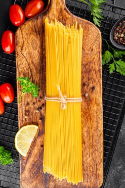 Spagetti makarnası çiğ buğday içeriği masaya taze yemek kırsal yemek üst görünüm uzay yiyecek arka plan fotokopisi