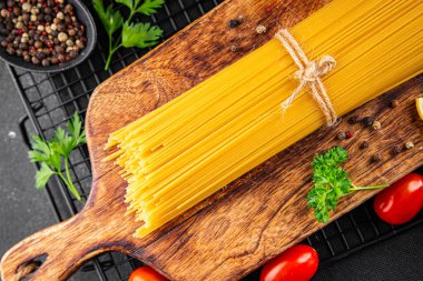 Spagetti makarnası çiğ buğday içeriği masaya taze yemek kırsal yemek üst görünüm uzay yiyecek arka plan fotokopisi