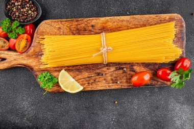 Spagetti makarnası çiğ buğday içeriği masaya taze yemek kırsal yemek üst görünüm uzay yiyecek arka plan fotokopisi