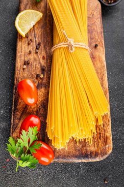 Spagetti makarnası çiğ buğday içeriği masaya taze yemek kırsal yemek üst görünüm uzay yiyecek arka plan fotokopisi