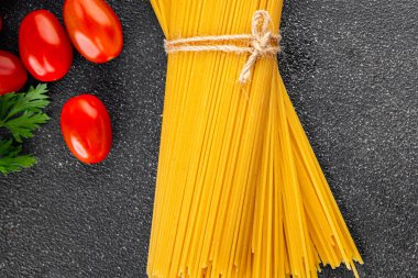 Spagetti makarnası çiğ buğday içeriği masaya taze yemek kırsal yemek üst görünüm uzay yiyecek arka plan fotokopisi
